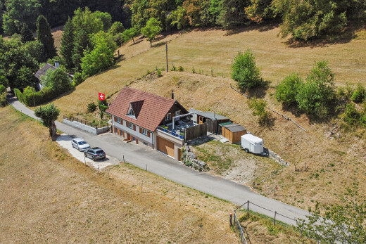façade avec property visible, rural view, vue rurale, et garage