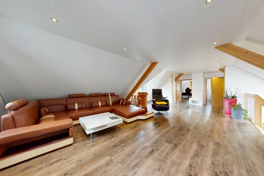 salon avec éclairage encastré, wood finish floor, sol en finition bois, vaulted ceiling, et plafond voûté
