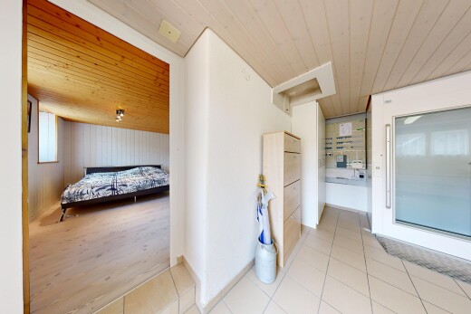 couloir avec plafond en bois, wood ceiling, inside property, sol en carrelage, et tile floor