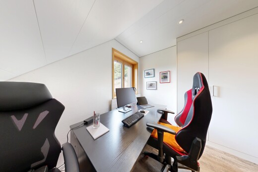 bureau avec wood finish floor, sol en finition bois, éclairage encastré, télévision, et vaulted ceiling