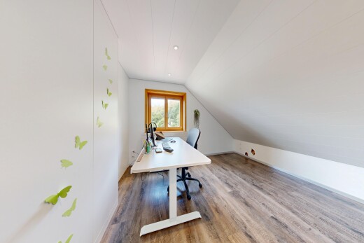 bureau avec pièce supplémentaire, vaulted ceiling, plafond voûté, wood finish floor, et sol en finition bois