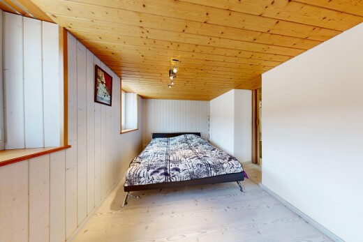 chambre avec mur en bois, wood wall, plafond en bois, wood ceiling, et inside property