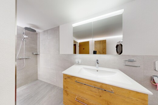 salle de bains avec douche, tile wall, mur en carrelage, salle de bain complète, et miroir