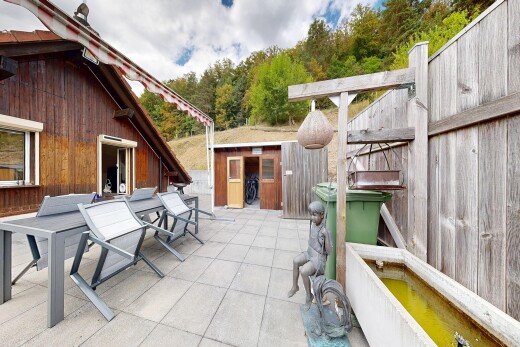 terrasse avec clôture, terrasse, et from property