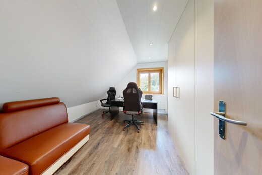 bureau avec pièce supplémentaire, wood finish floor, sol en finition bois, vaulted ceiling, et plafond voûté