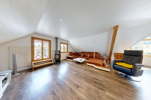 salon avec radiateur, wood finish floor, sol en finition bois, pièce supplémentaire, et vaulted ceiling