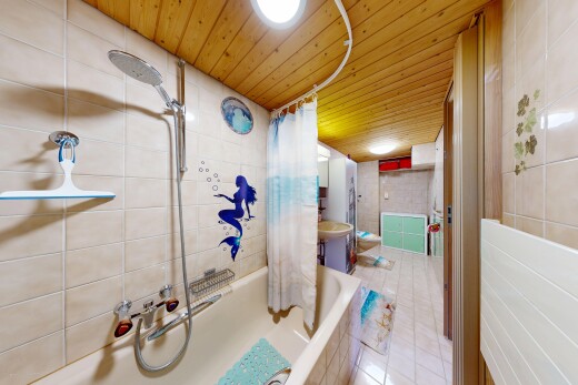 salle de bains avec mur en carrelage, tile wall, plafond en bois, wood ceiling, et salle de bain complète