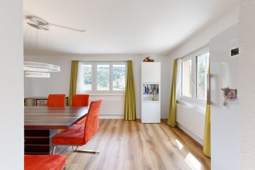 salle à manger avec wood finish floor, sol en finition bois, lumière naturelle, inside property, et light floor