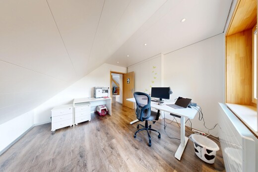 bureau avec wood finish floor, sol en finition bois, pièce supplémentaire, drywall, et cloison sèche