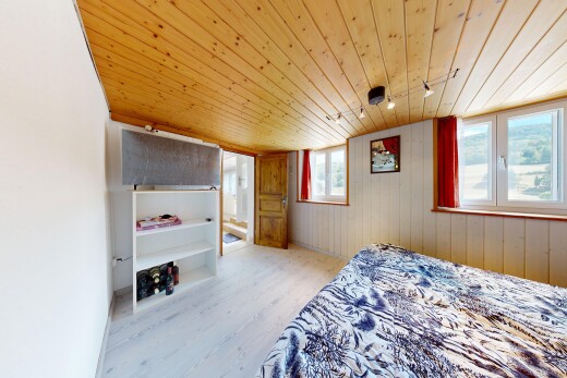 chambre avec éclairage sur rail, low ceiling, plafond bas, wood finish floor, et sol en finition bois