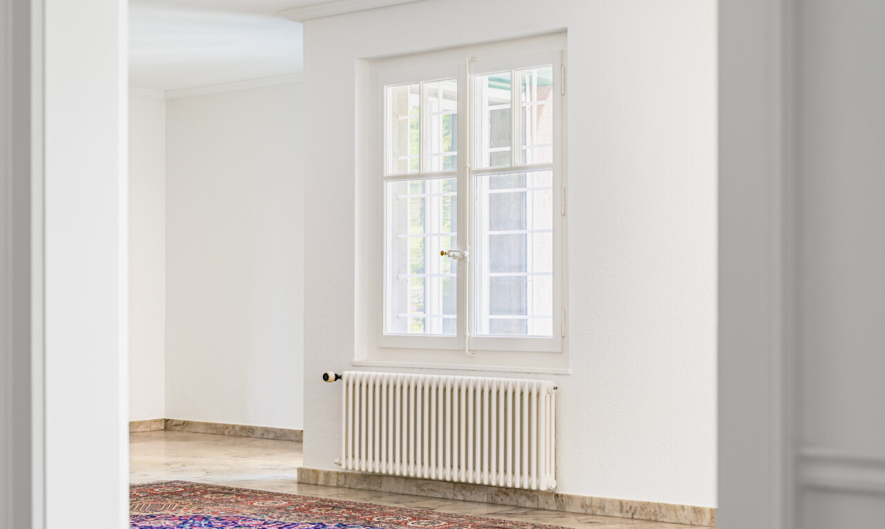 pièce vide avec radiateur, inside property, drywall, cloison sèche, et natural light