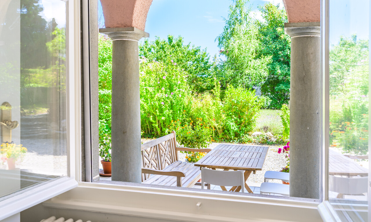 einzelheiten mit day time, window, interior, und kühler