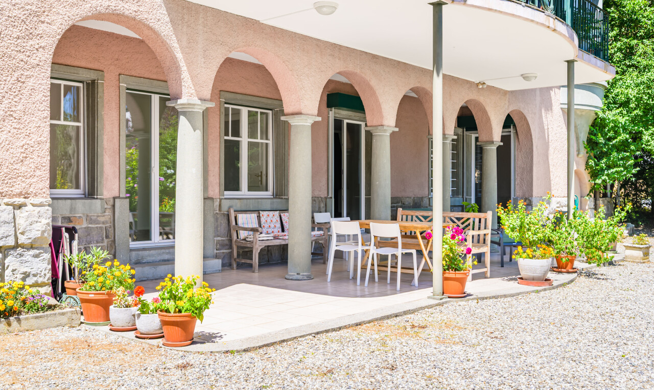 façade avec property visible, bardage en stuc, balcon, et terrasse