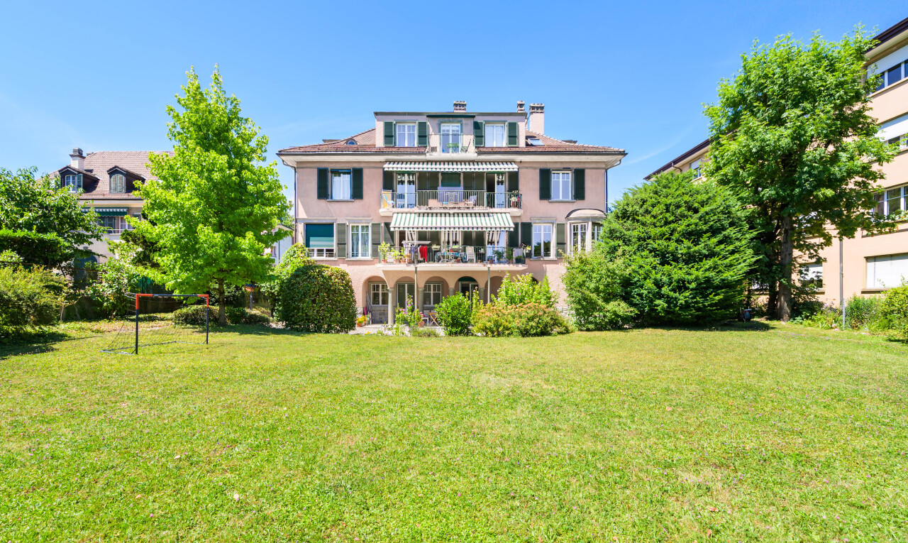 façade avec property visible, day time, pelouse, balcon, et cheminée