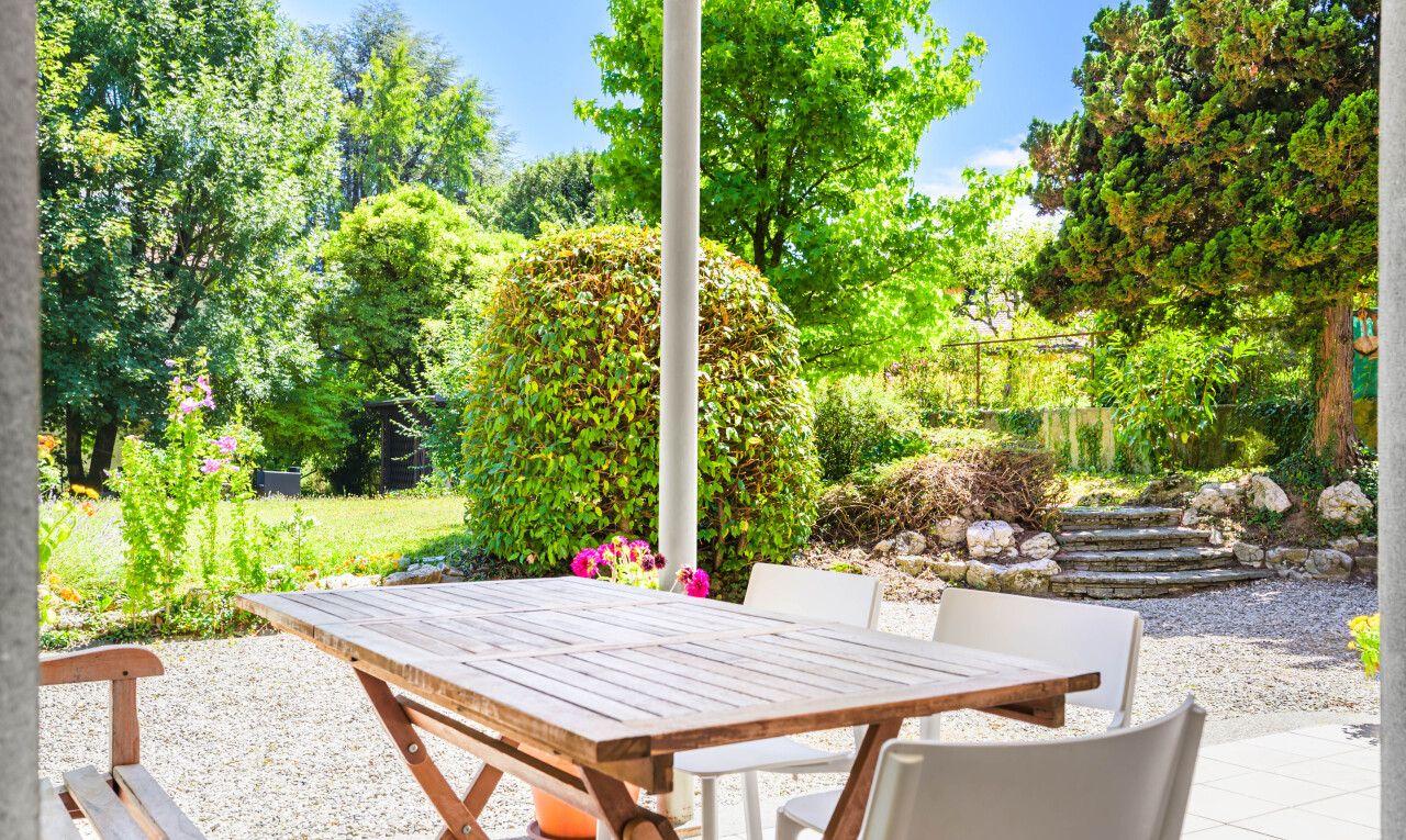 terrasse avec terrasse, day time, coin repas extérieur, clôture, et from property