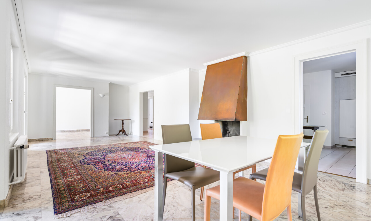 salle à manger avec inside property, drywall, cloison sèche, marble finish floor, et sol en finition marbre