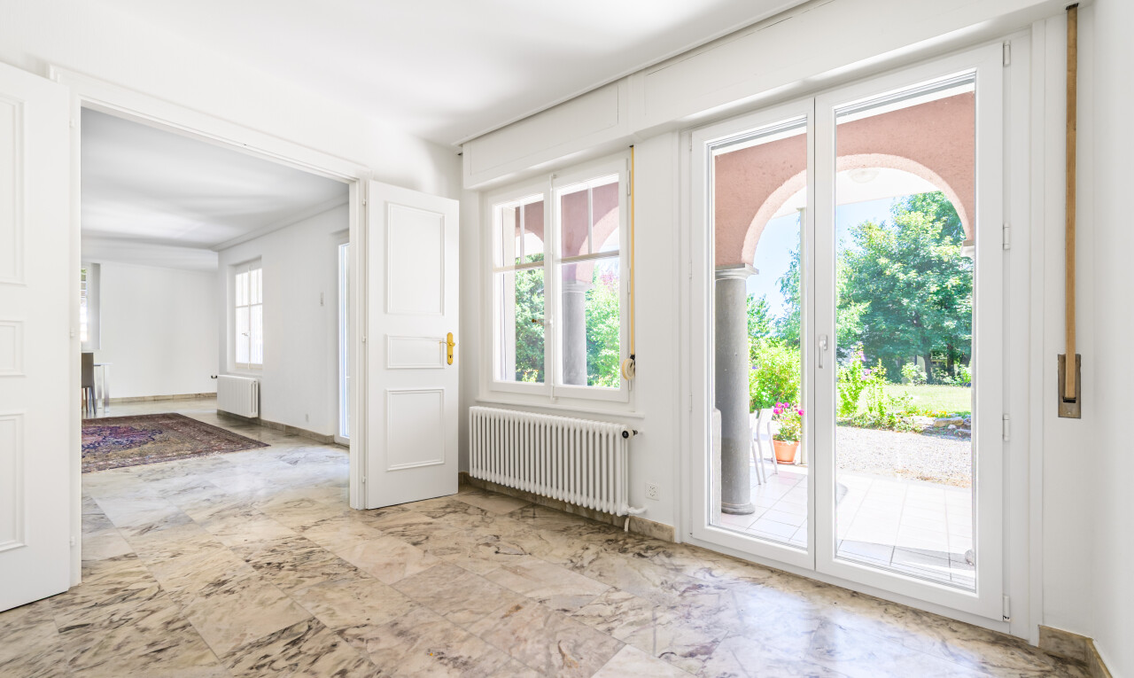 pièce vide avec radiateur, natural light, lumière naturelle, inside property, et drywall