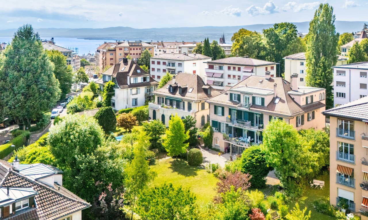 extérieur du bâtiment avec day time, vue sur l'eau, et water view