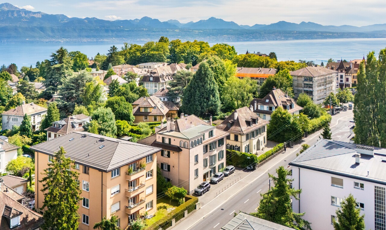 extérieur du bâtiment avec mountain view, vue sur la montagne, day time, water view, et vue sur l'eau