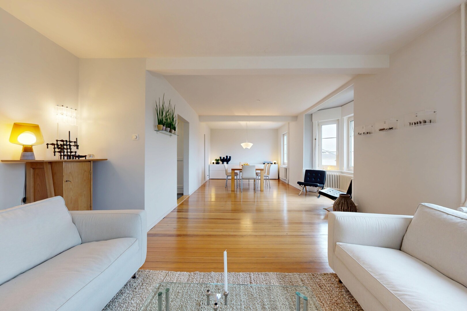 wohn- / esszimmer mit inside property, gipskartonwand, drywall, holzfußboden, und wood finish floor