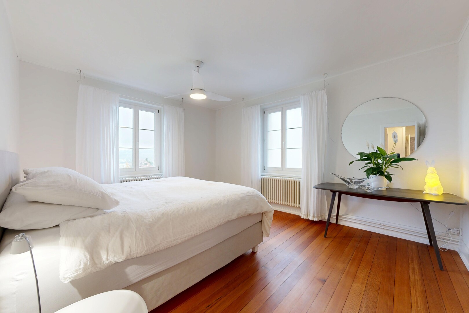 zimmer / schlafzimmer mit inside property, kühler, gipskartonwand, drywall, und deckenventilator