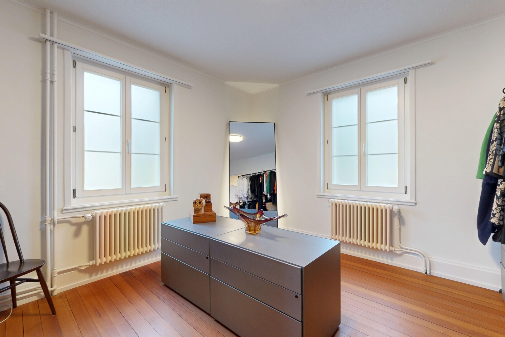 halle / korridor mit kühler, inside property, holzfußboden, wood finish floor, und gipskartonwand