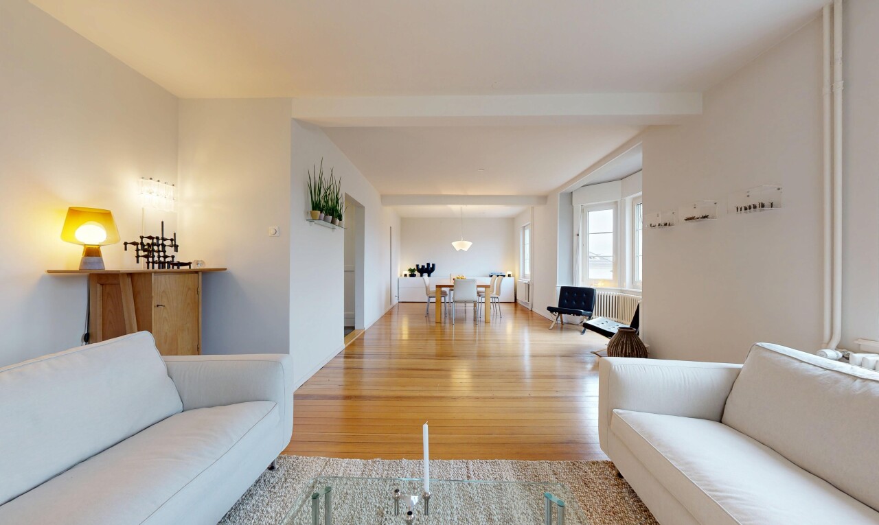 wohn- / esszimmer mit inside property, gipskartonwand, drywall, holzfußboden, und wood finish floor