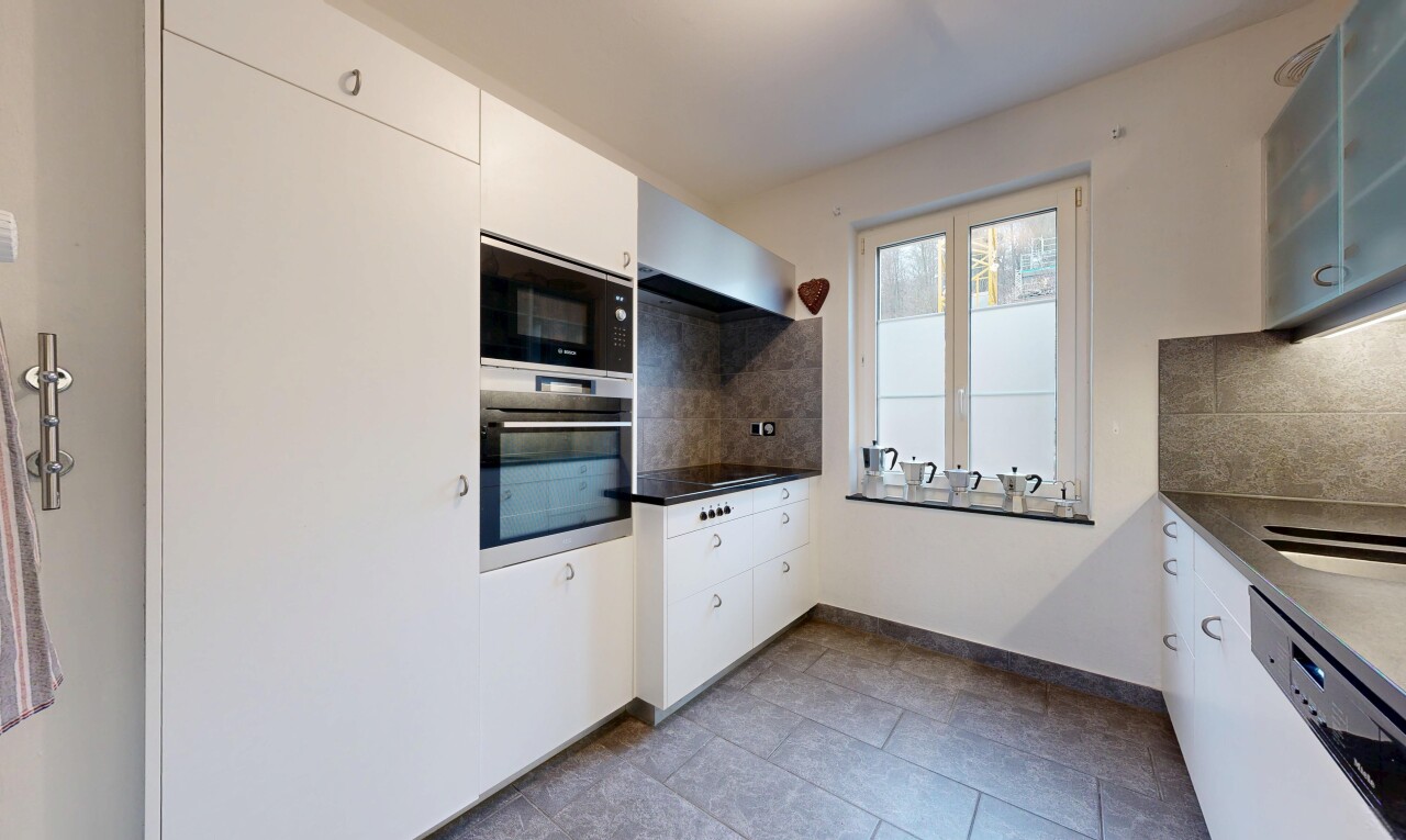 küche mit weiße schränke, ofen, mikrowelle, inside property, und geschirrspülmaschine