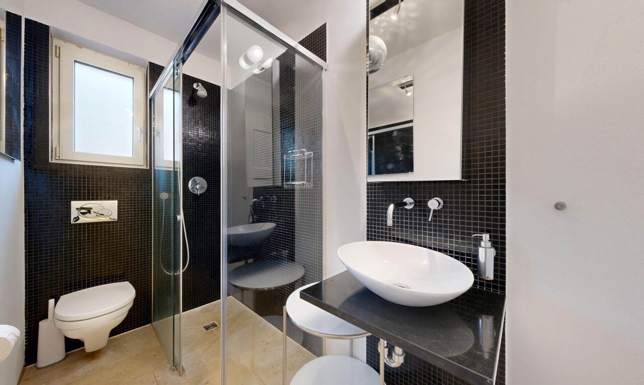 bad mit spiegel, komplettes badezimmer, waschbecken, dusche, und natürliches licht