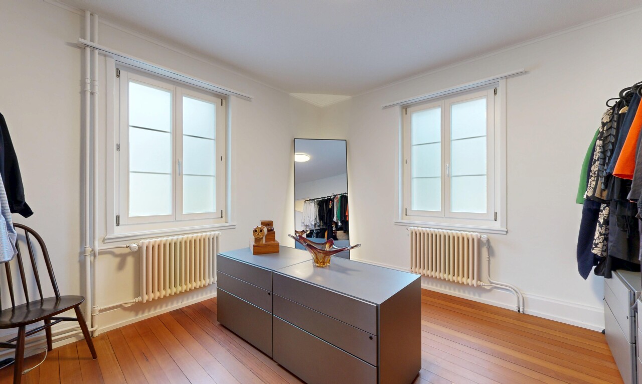 halle / korridor mit kühler, inside property, holzfußboden, wood finish floor, und gipskartonwand