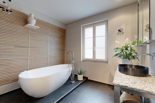 salle de bains avec bain, salle de bain complète, miroir, lumière naturelle, et natural light