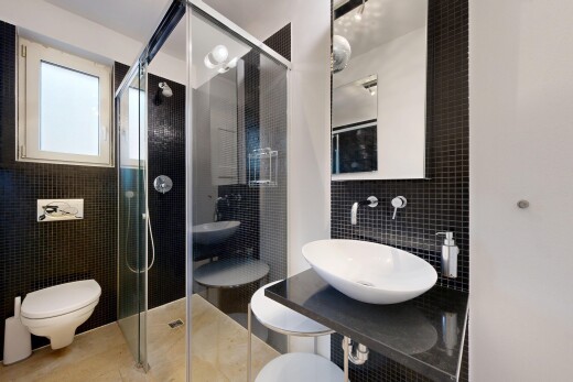bad mit spiegel, komplettes badezimmer, waschbecken, dusche, und natürliches licht