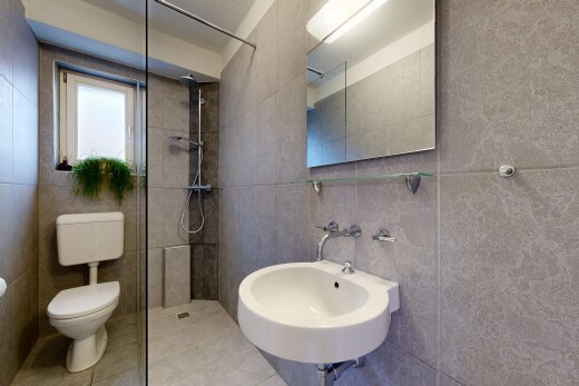 salle de bains avec salle de bain complète, douche, toilette, mur en carrelage, et tile wall