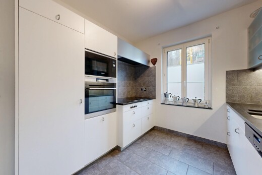 cuisine avec armoires blanches, four, micro-ondes, inside property, et lave-vaisselle