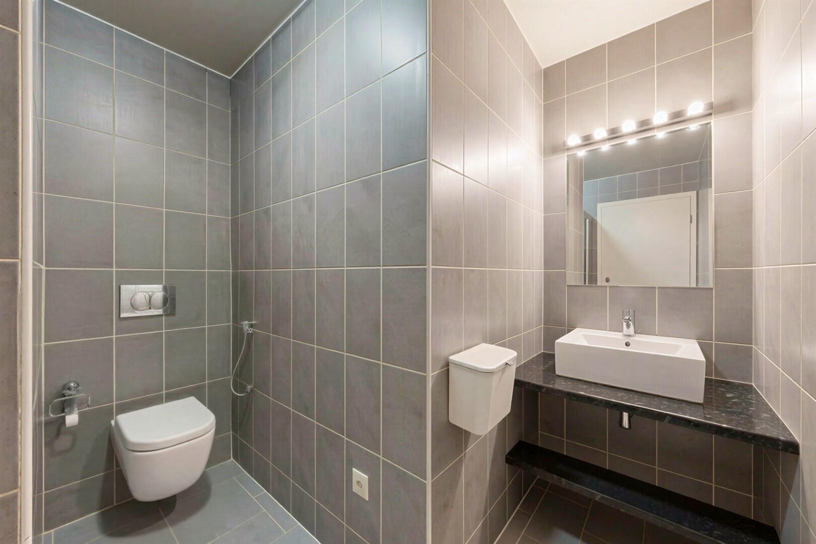 salle de bains avec tile wall, mur en carrelage, évier, miroir, et tile floor