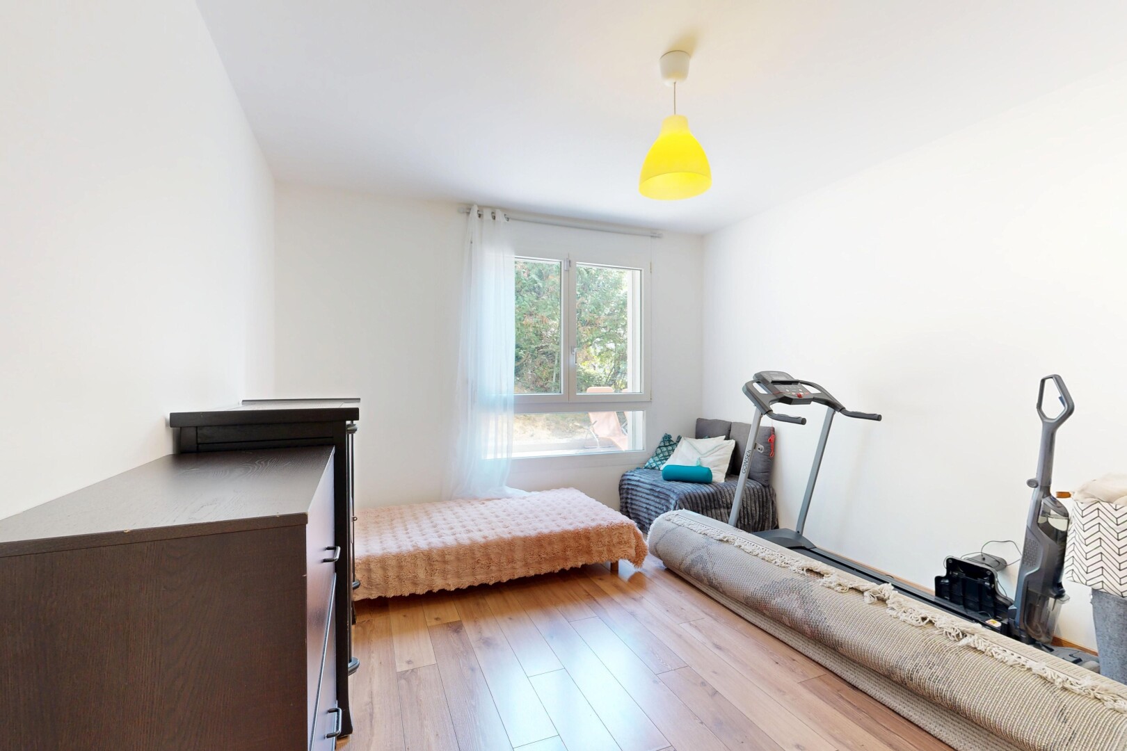 chambre avec éclairage suspendu, drywall, cloison sèche, wood finish floor, et sol en finition bois