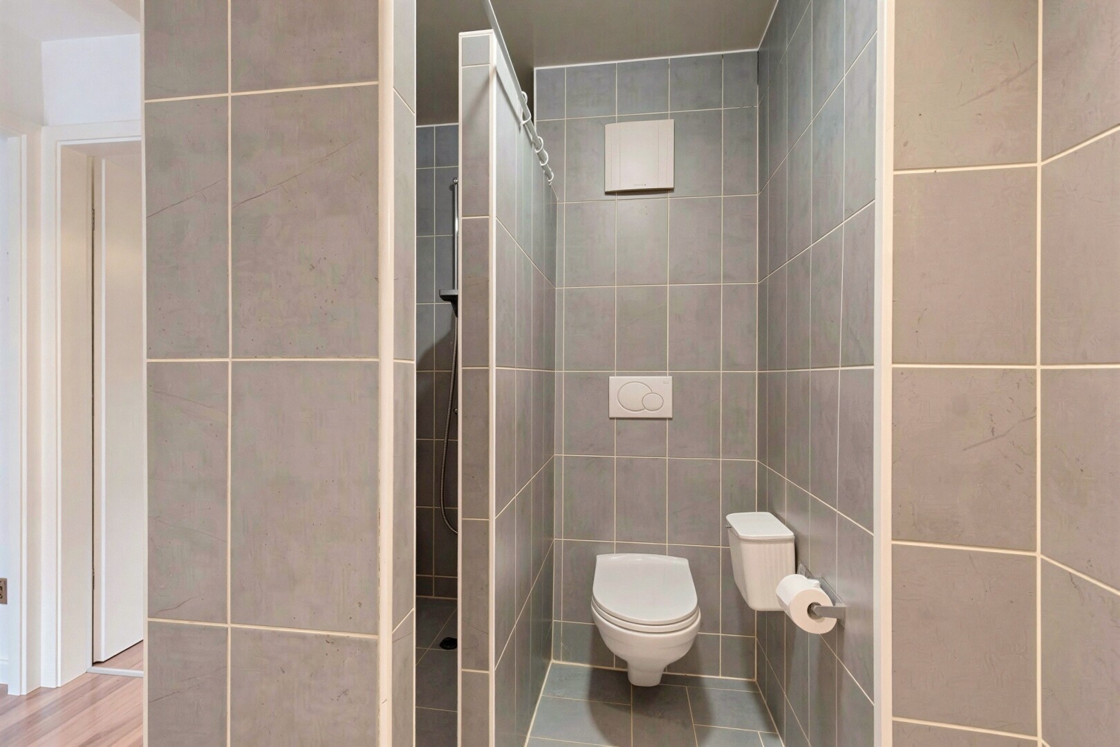 salle de bains avec tile wall, mur en carrelage, douche, salle de bain complète, et tile floor
