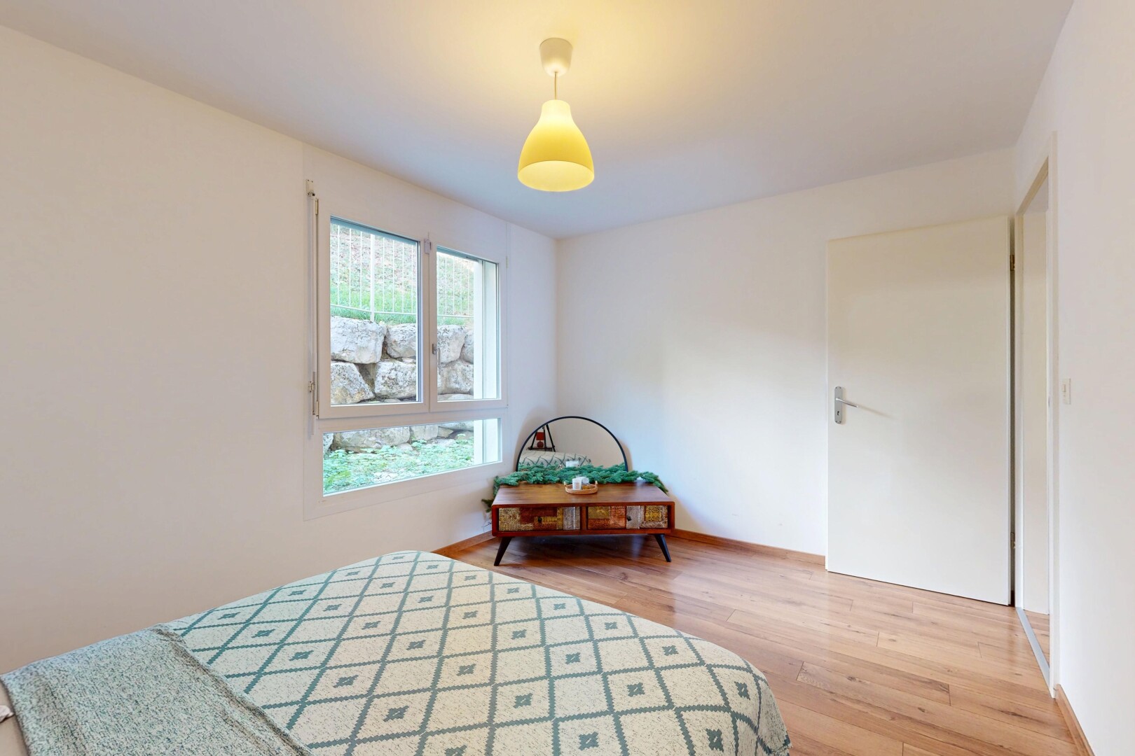 chambre avec wood finish floor, sol en finition bois, drywall, cloison sèche, et inside property