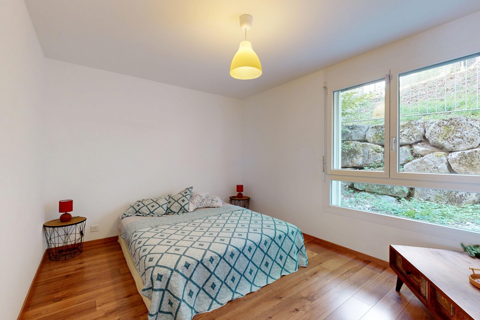 chambre avec cloison sèche, drywall, sol en finition bois, wood finish floor, et plinthes murales