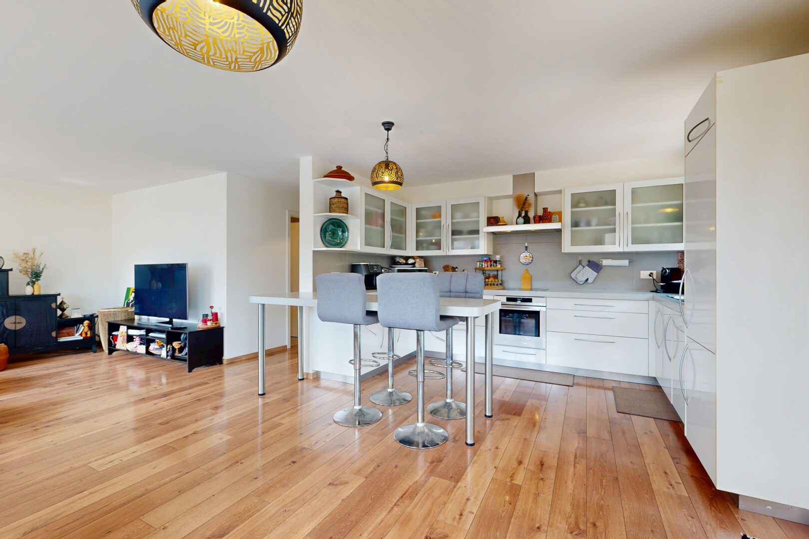 cuisine avec éclairage suspendu, light countertops, plans de travail, open shelves, et étagères ouvertes