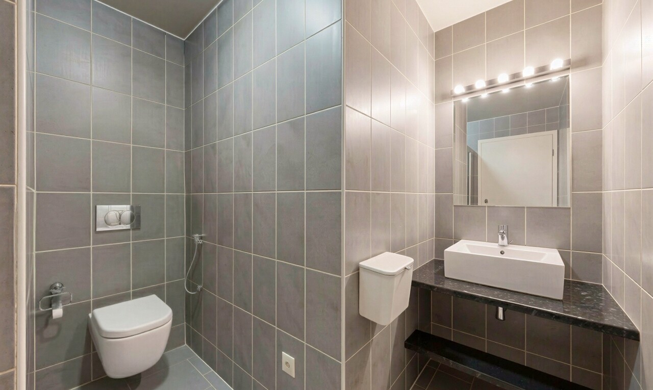 salle de bains avec tile wall, mur en carrelage, évier, miroir, et tile floor