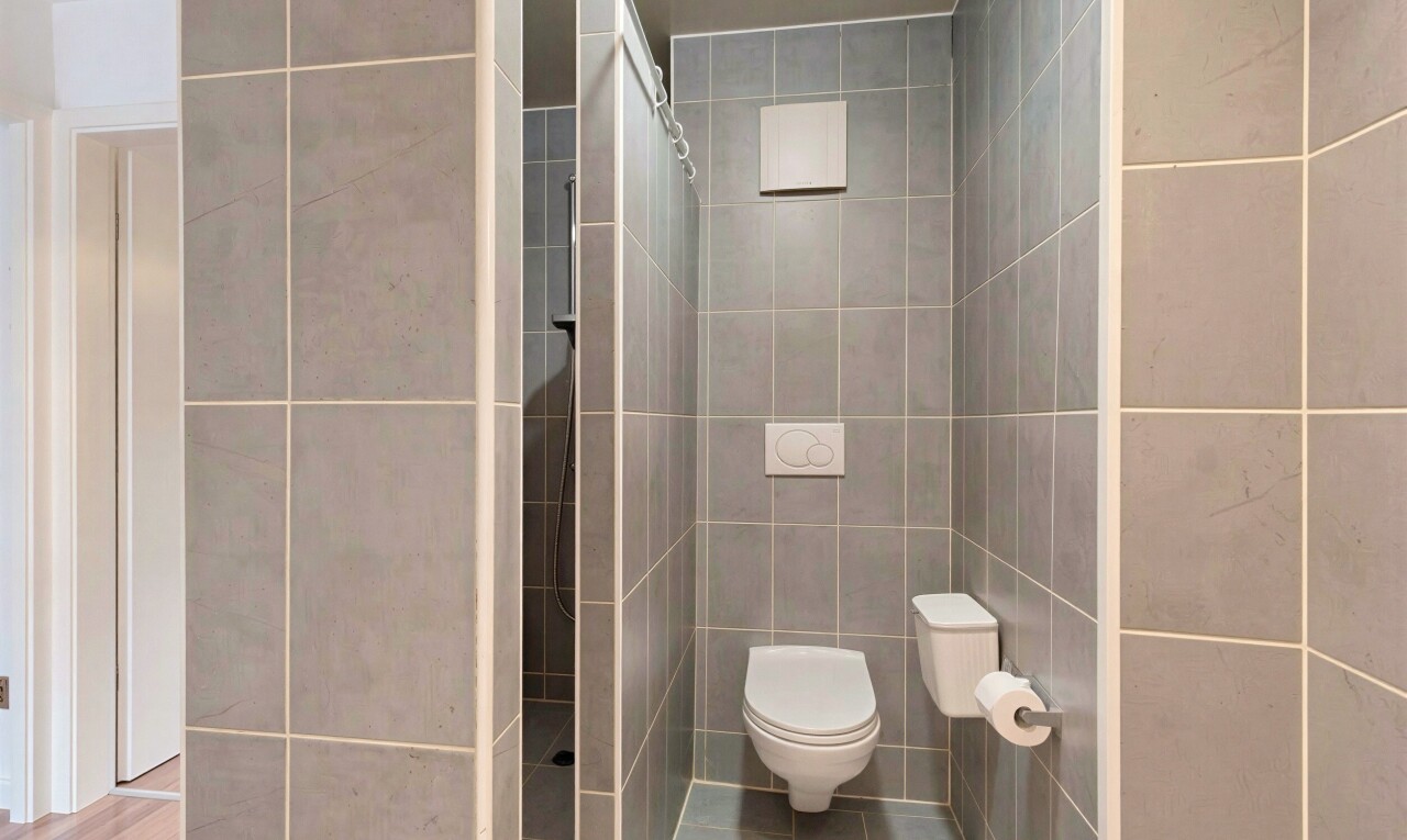salle de bains avec tile wall, mur en carrelage, douche, salle de bain complète, et tile floor