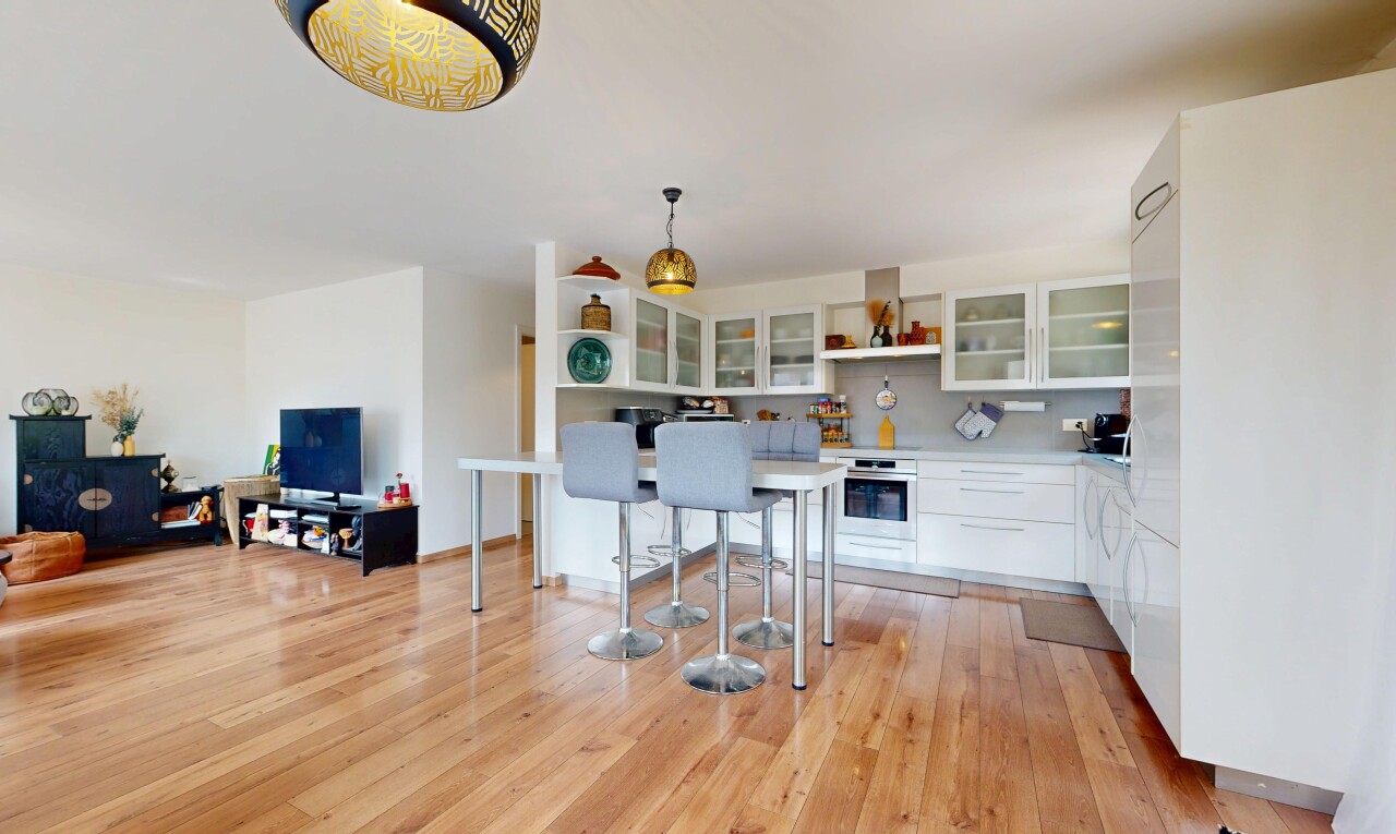 cuisine avec éclairage suspendu, light countertops, plans de travail, open shelves, et étagères ouvertes