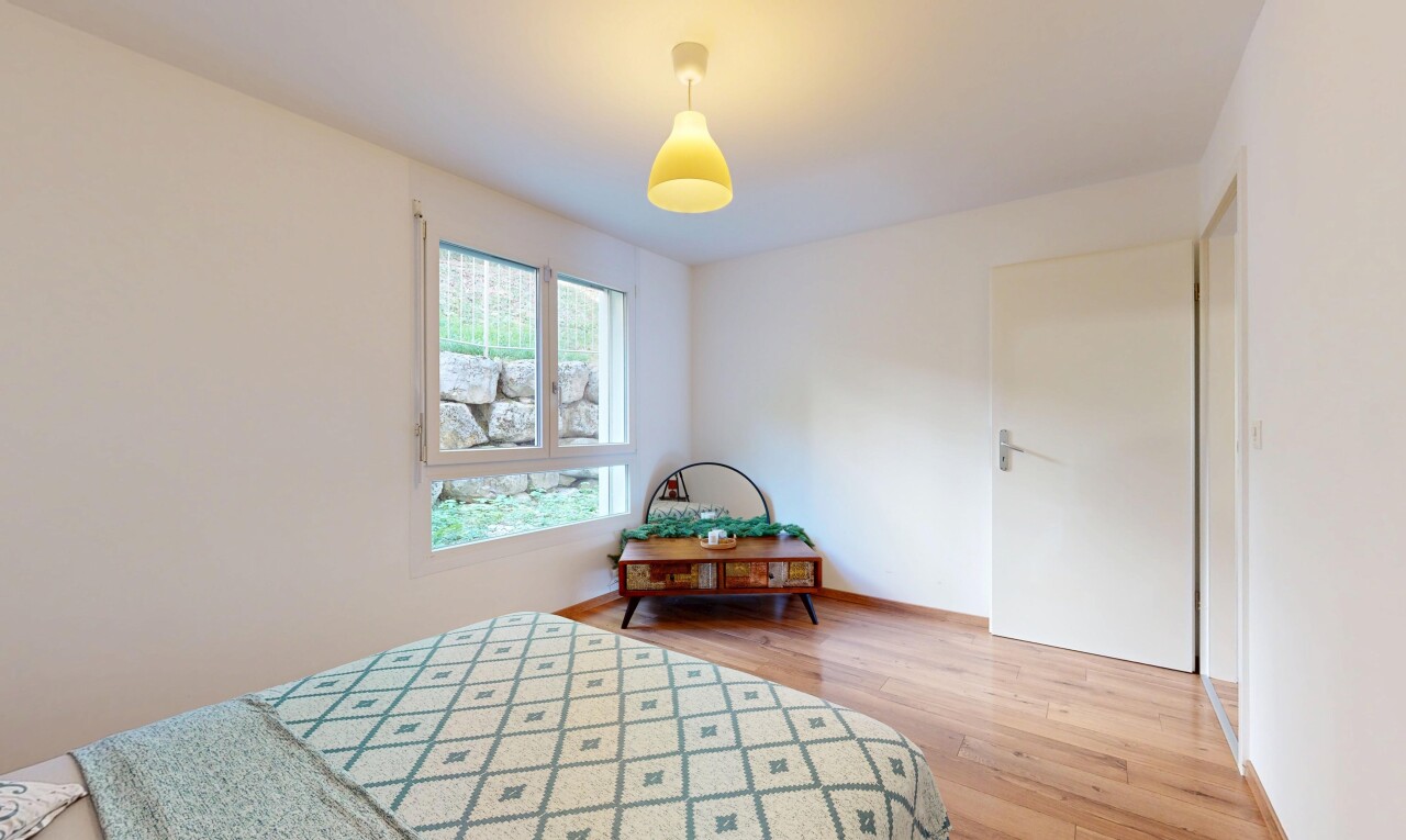 chambre avec wood finish floor, sol en finition bois, drywall, cloison sèche, et inside property