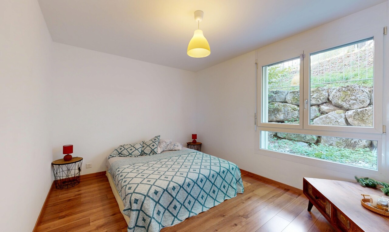 chambre avec cloison sèche, drywall, sol en finition bois, wood finish floor, et plinthes murales