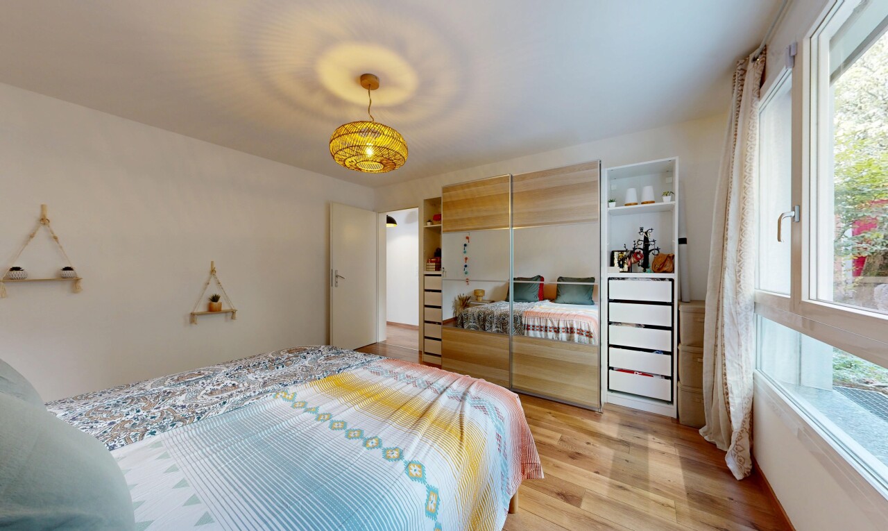 chambre avec cloison sèche, drywall, sol en finition bois, wood finish floor, et inside property