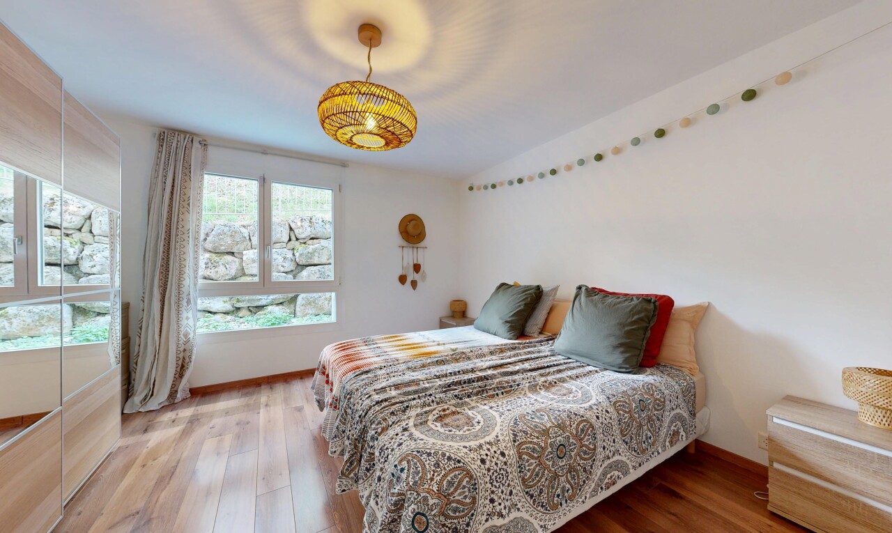 chambre avec sol en finition bois, wood finish floor, cloison sèche, drywall, et inside property