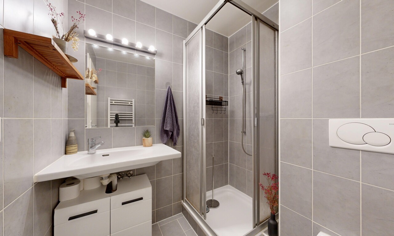 salle de bains avec tile wall, mur en carrelage, miroir, radiateur, et salle de bain complète