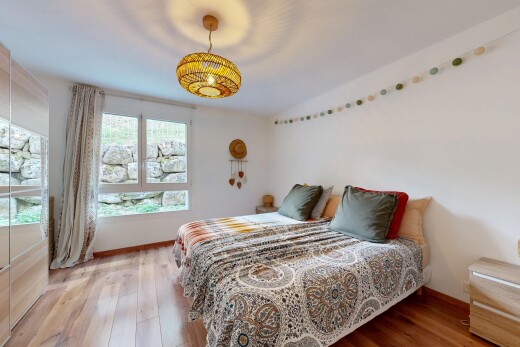 chambre avec sol en finition bois, wood finish floor, cloison sèche, drywall, et inside property