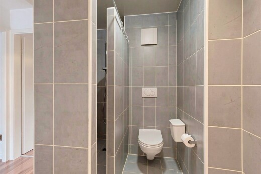 salle de bains avec tile wall, mur en carrelage, douche, salle de bain complète, et tile floor